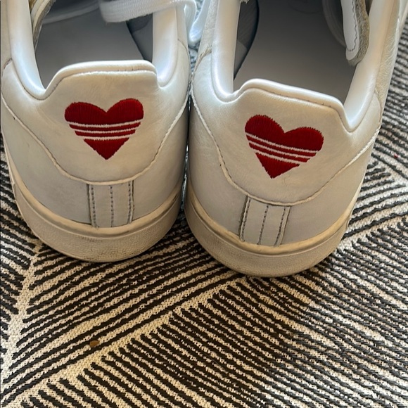 Adidas White and Red Sneakers with Minimalist Design sizes 8 good conditions - Picture 10 of 10